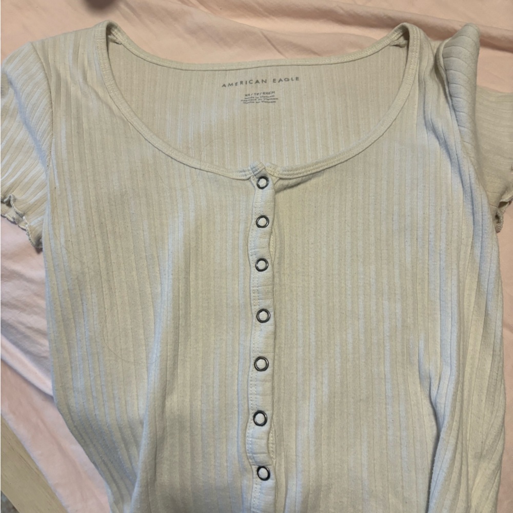 American Eagle white tee